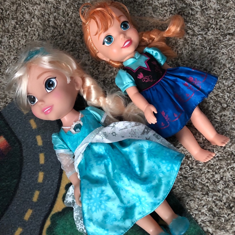 Frozen Elsa and Ana dolls, EUC Elsa makes sounds